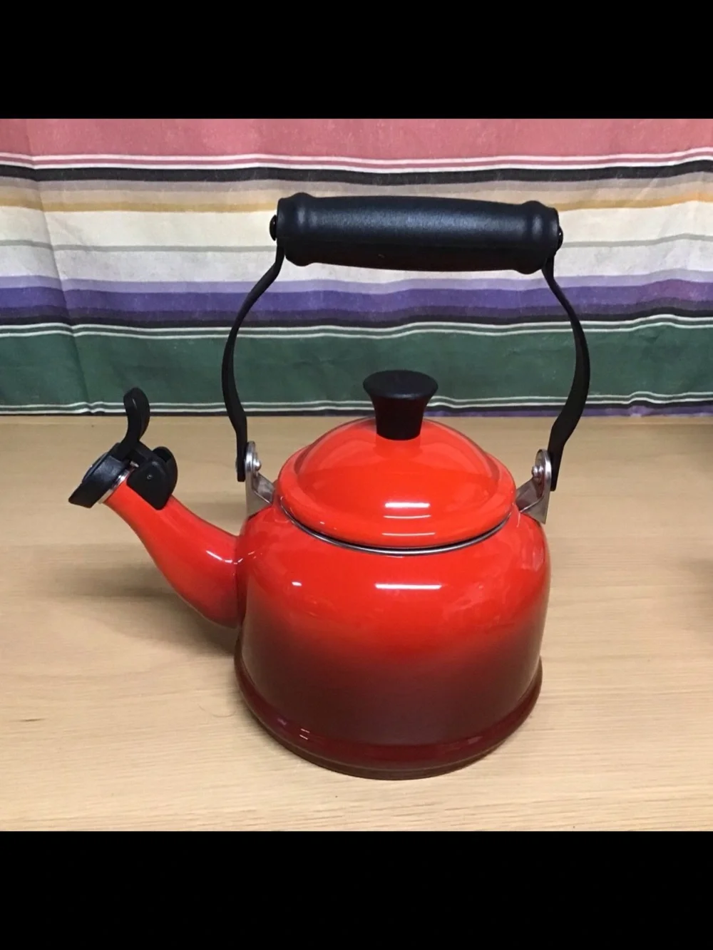 LeCreuset 1.25Quart / 1.1L , Classic Kettle, Red/Cerise/Ombre.